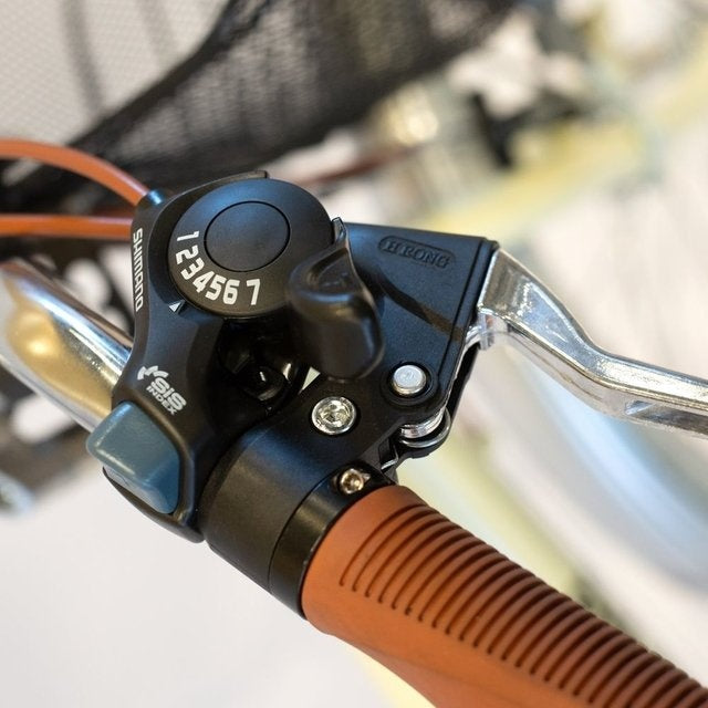 Bicicleta de paseo aluminio c/canasto R26 7V crema